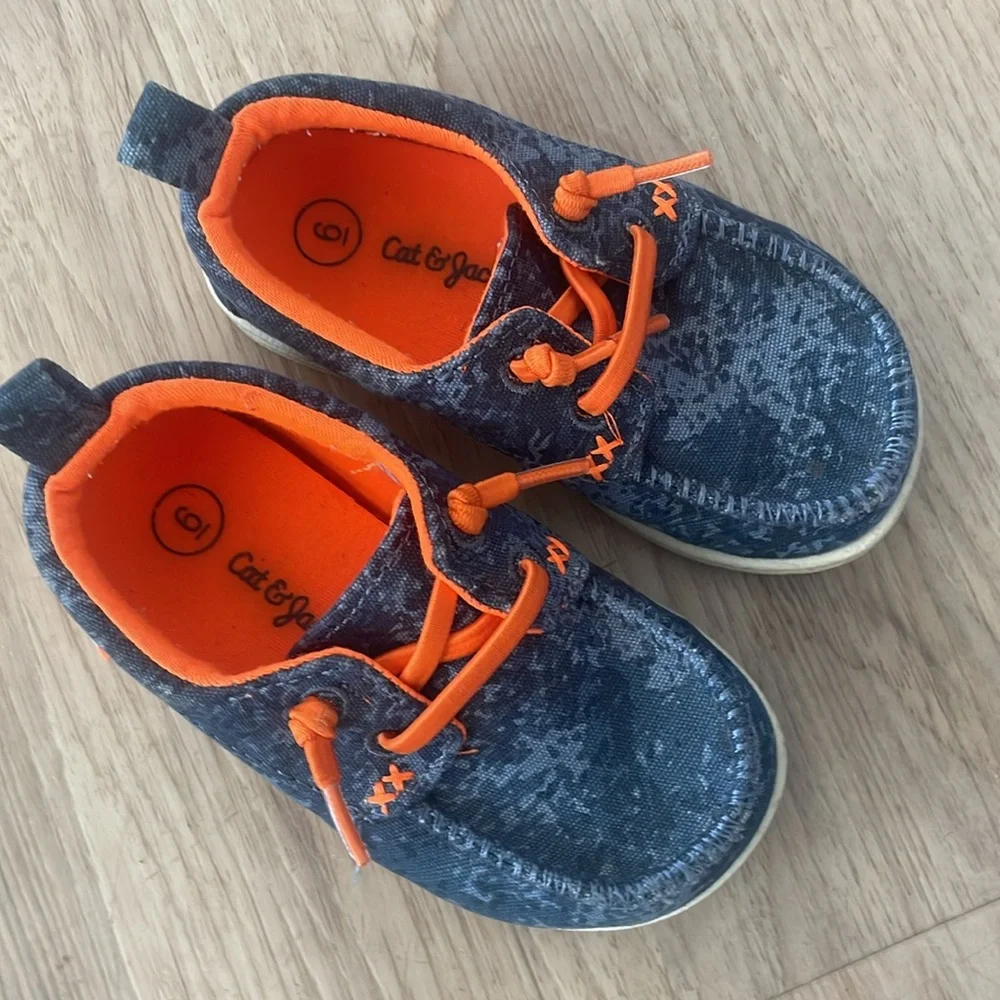 Cat and jack blue abstract slip in sneakers size 6